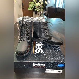 Women’s snow boots. They are size 8. They never been worn. They are waterproof.